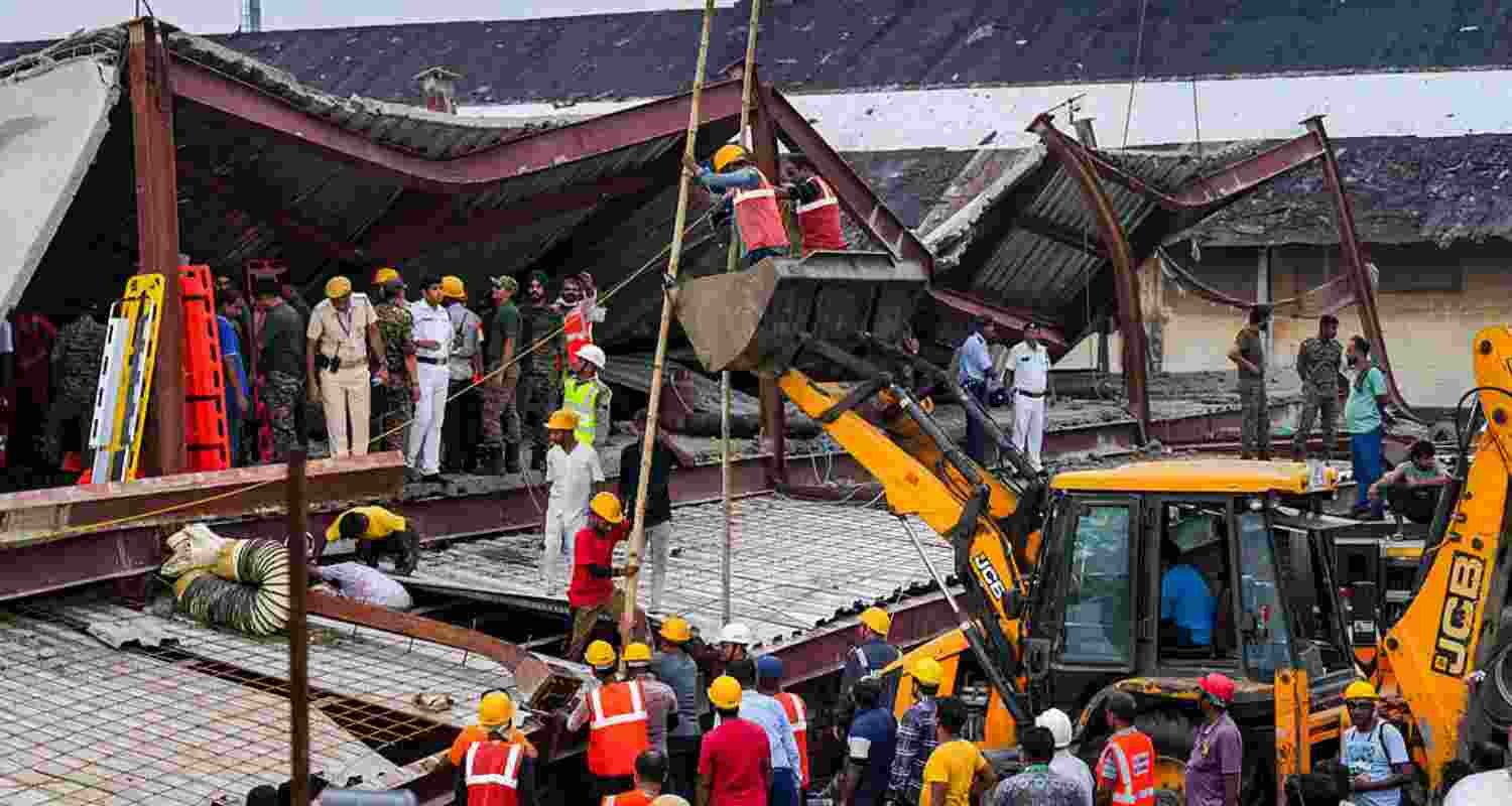The death toll in the Taratala warehouse collapse has risen to eleven as rescue teams race to find more trapped workers and police arrest five people.