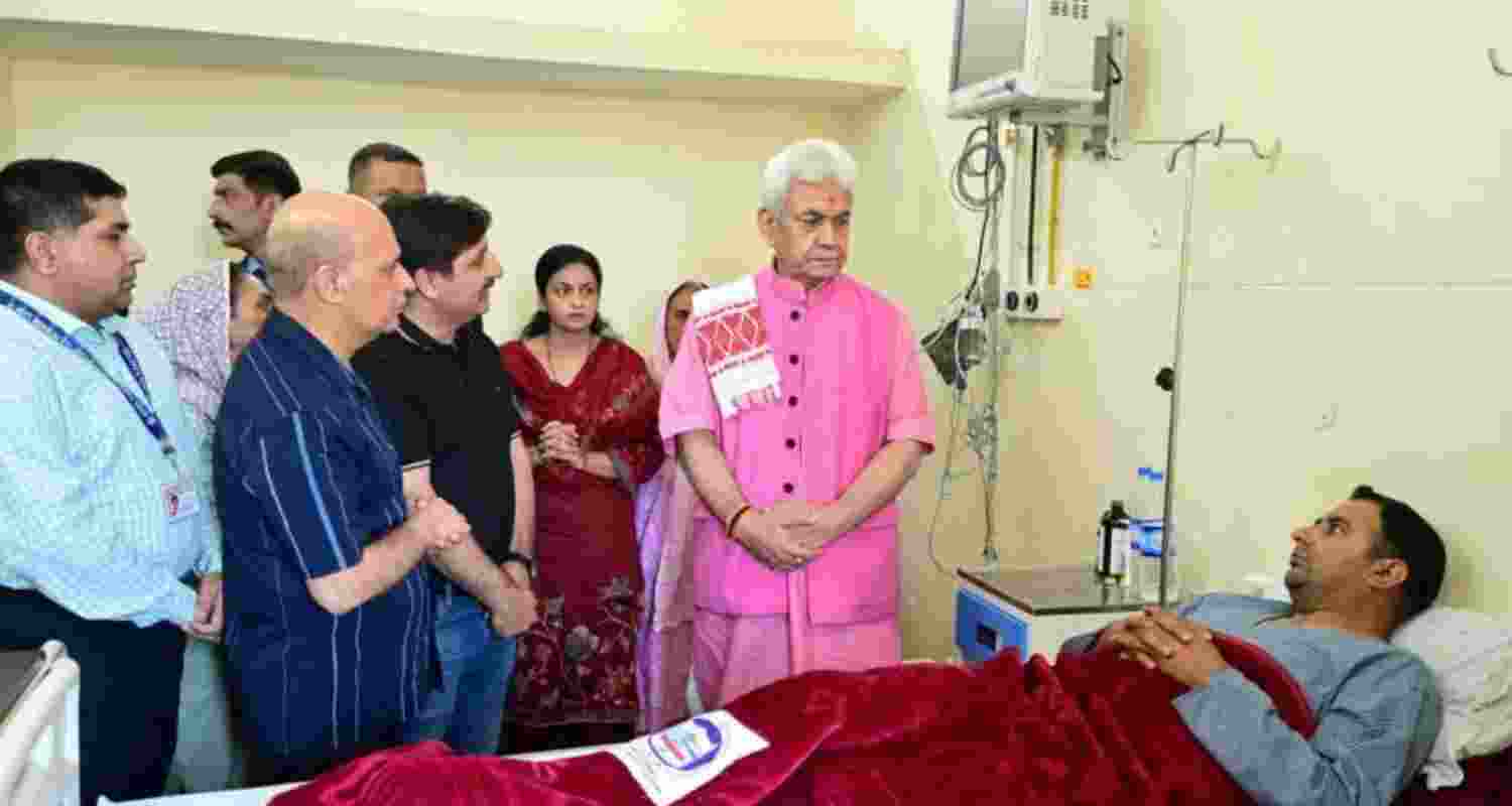 L-G Sinha visits hospital, checks on cops injured in Kathua