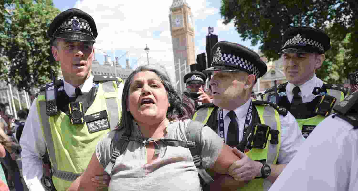 Protesters defy Palestine action ban.