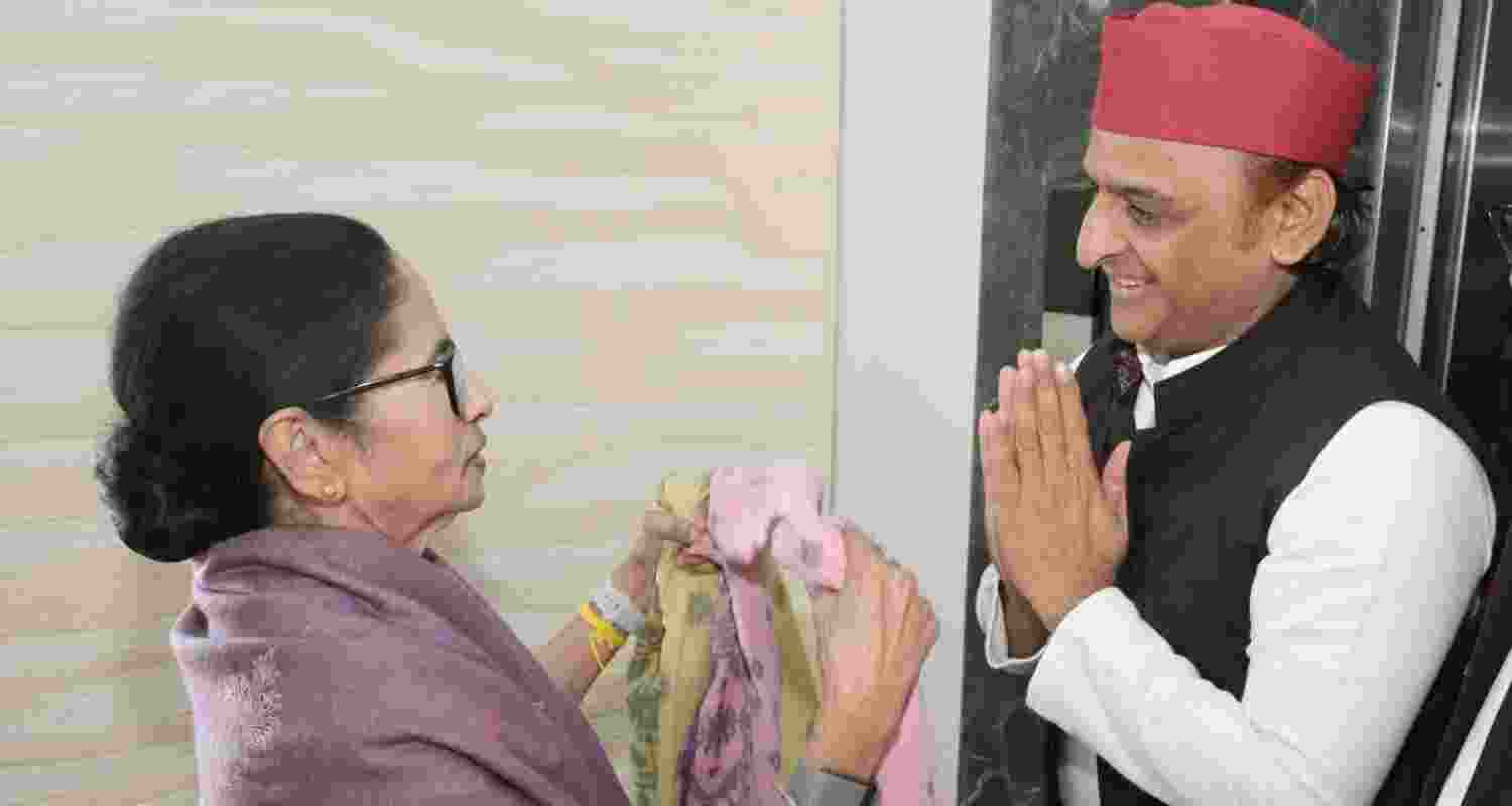 West Bengal Chief Minister Mamata Banerjee welcomes Samajwadi Party chief Akhilesh Yadav at Nabanna on Tuesday.