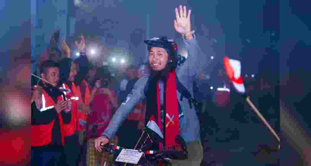 Vanlallawmzuala Varte returns to Aizawl after his 286-day, 17,043-km cycling tour, promoting clean air and sustainable living, greeted by cheering supporters and environmental advocates.
