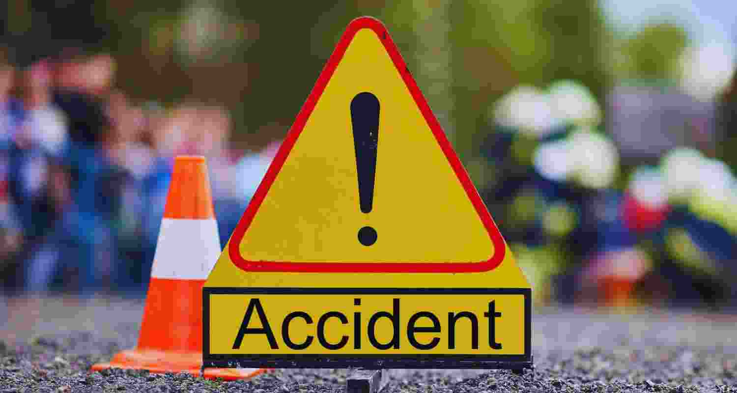 4 dead, 11 injured as mini bus collides with small truck in MP