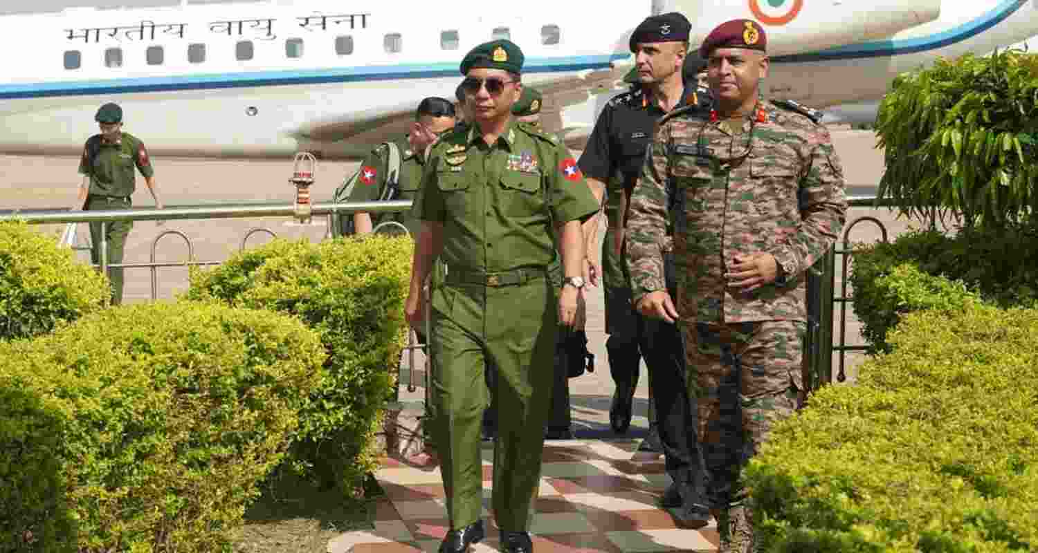 Myanmar Army officials meet GOC-in-C Eastern Command