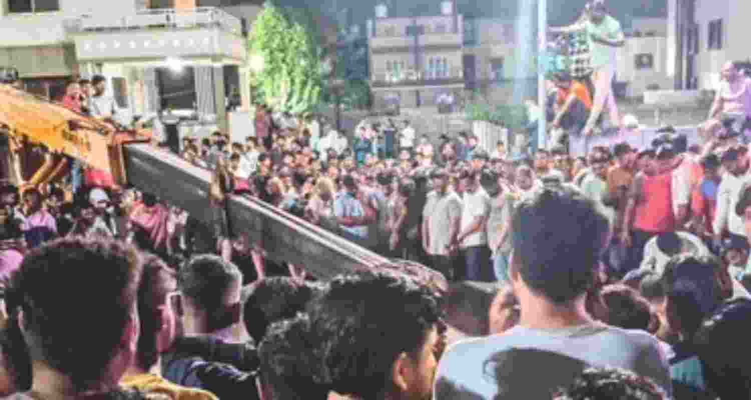 Using two cranes and working under floodlighting conditions, they managed to pull out the Maruti Suzuki Ertiga out of the water from the deep well. 