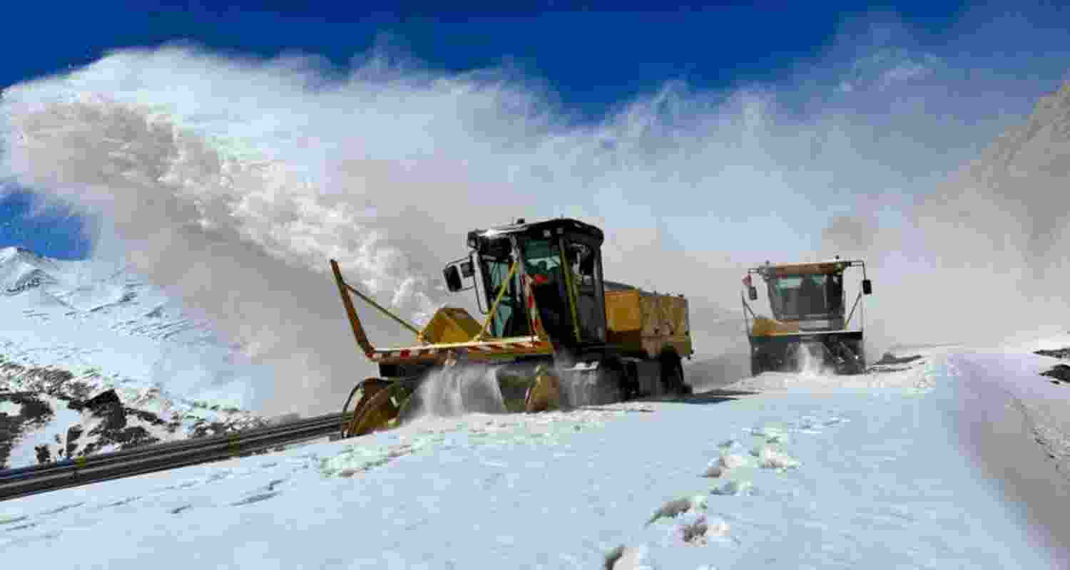 BRO begins snow clearance on Leh-Manali highway