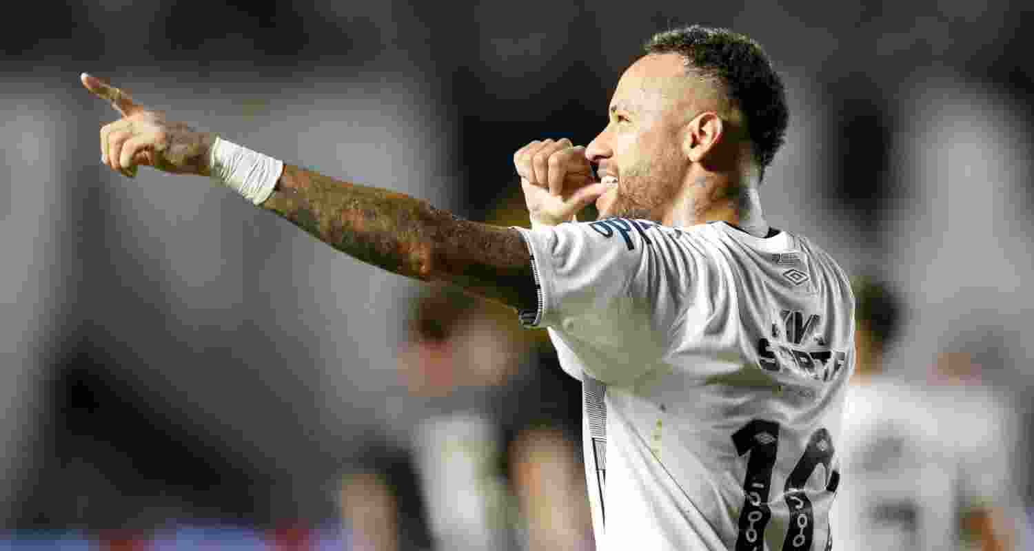 Neymar celebrates his first goal at Santos since his return. Image via Santos FC on X.