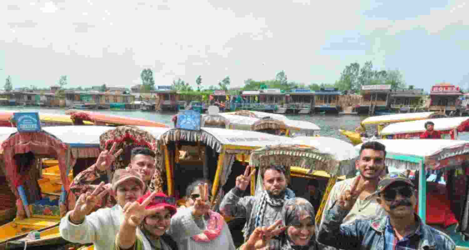 Amid beefed up security tourists flock to Kashmir again