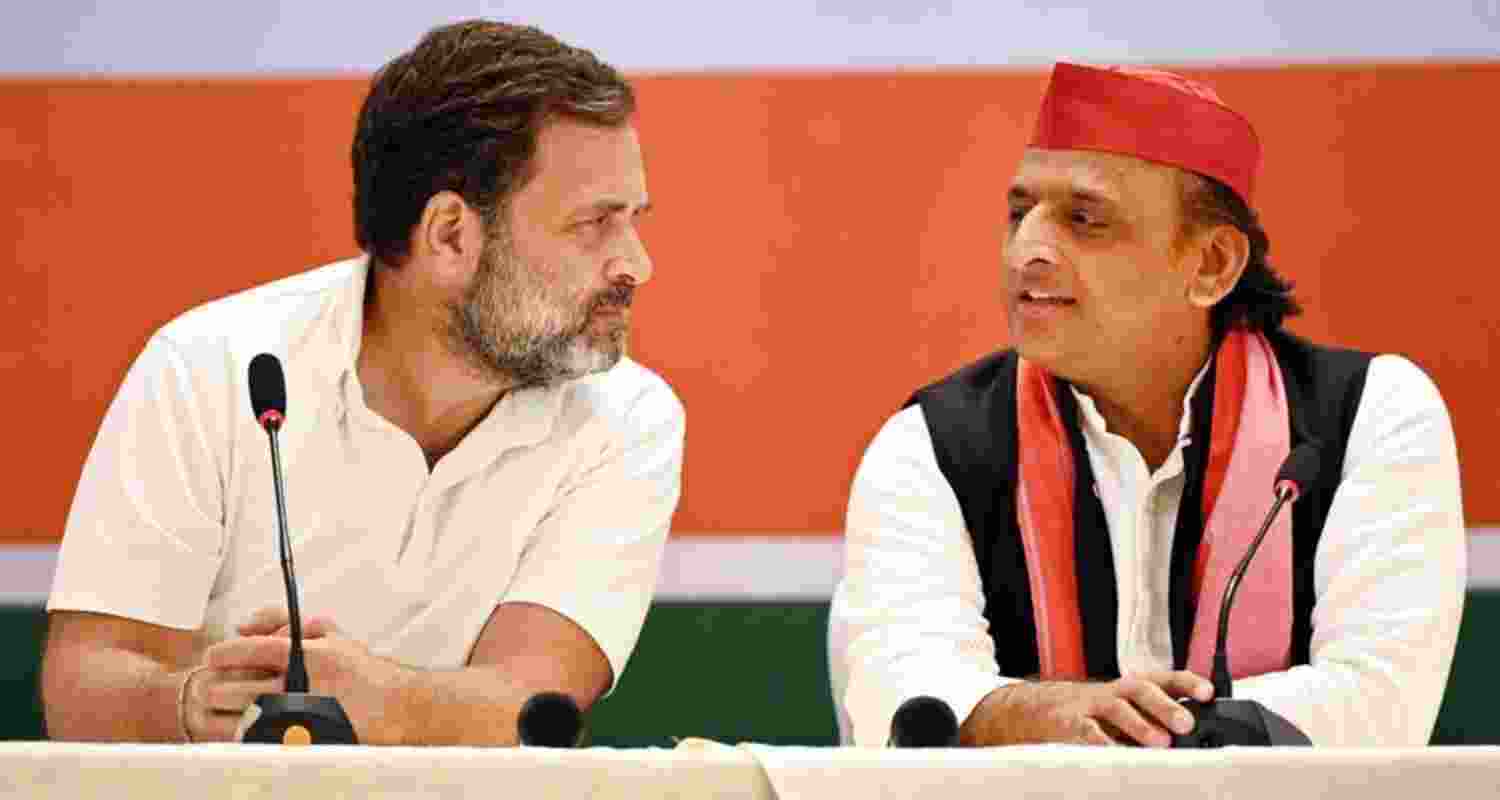 Akhilesh greets Rahul on B'day, UP Cong distributes roses