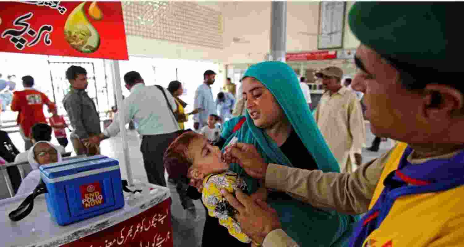 A polio vaccination camp in Pakistan. Image via UNICEF.