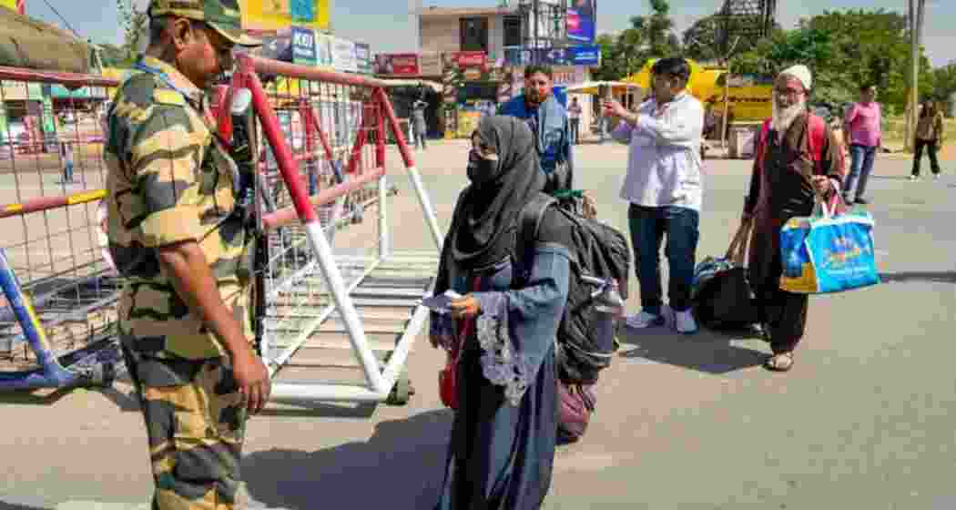 Security personnel interrogate Pakistani nationals at Attari as they depart India under new diplomatic orders. (Representative image)