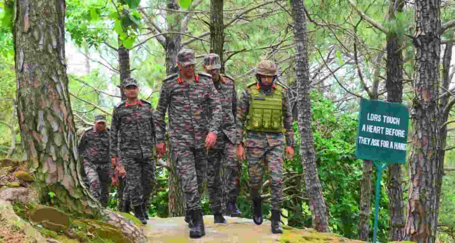 GOC White Knight Corps reviews security in forward areas