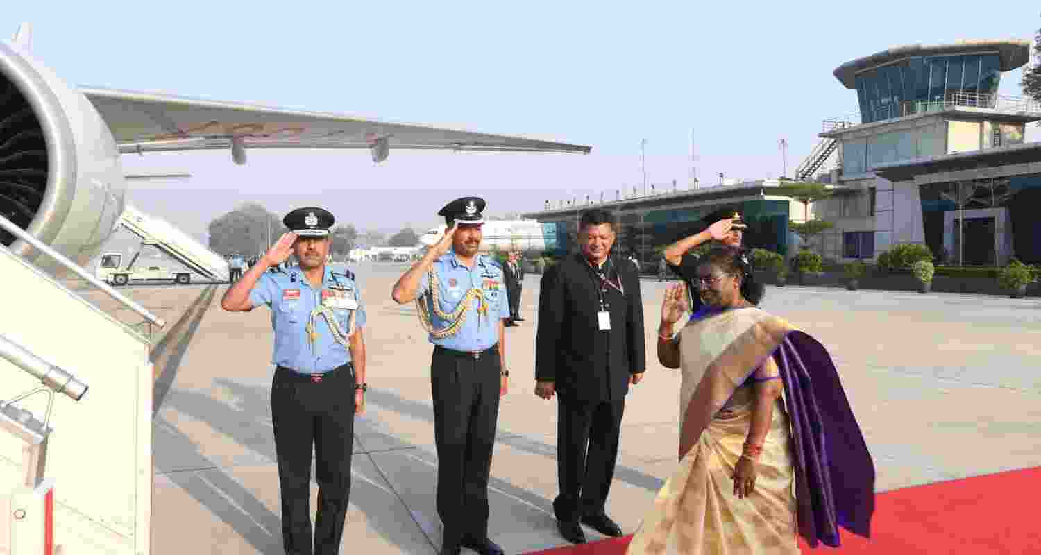 Image of President Droupadi Murmu leaving for Mauritius. 