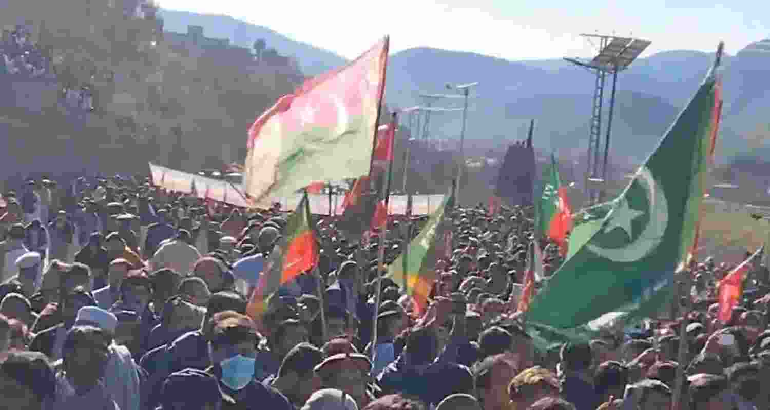 A huge crowd gathered ahead of Pakistan poll results in Pakistan ahead of Imran khans party results