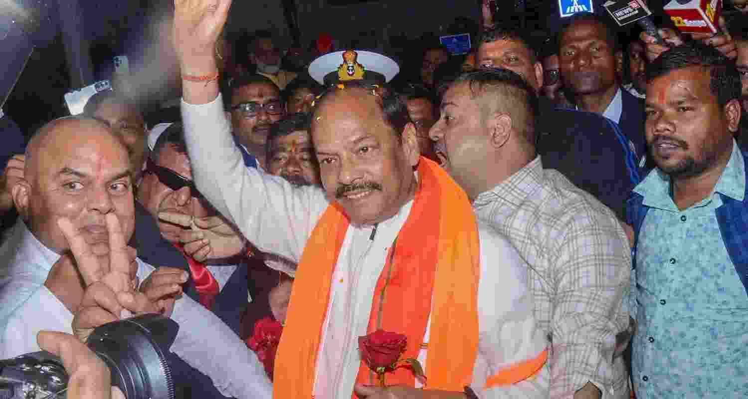 Raghubar Das received a grand welcome at the Ranchi Airport.