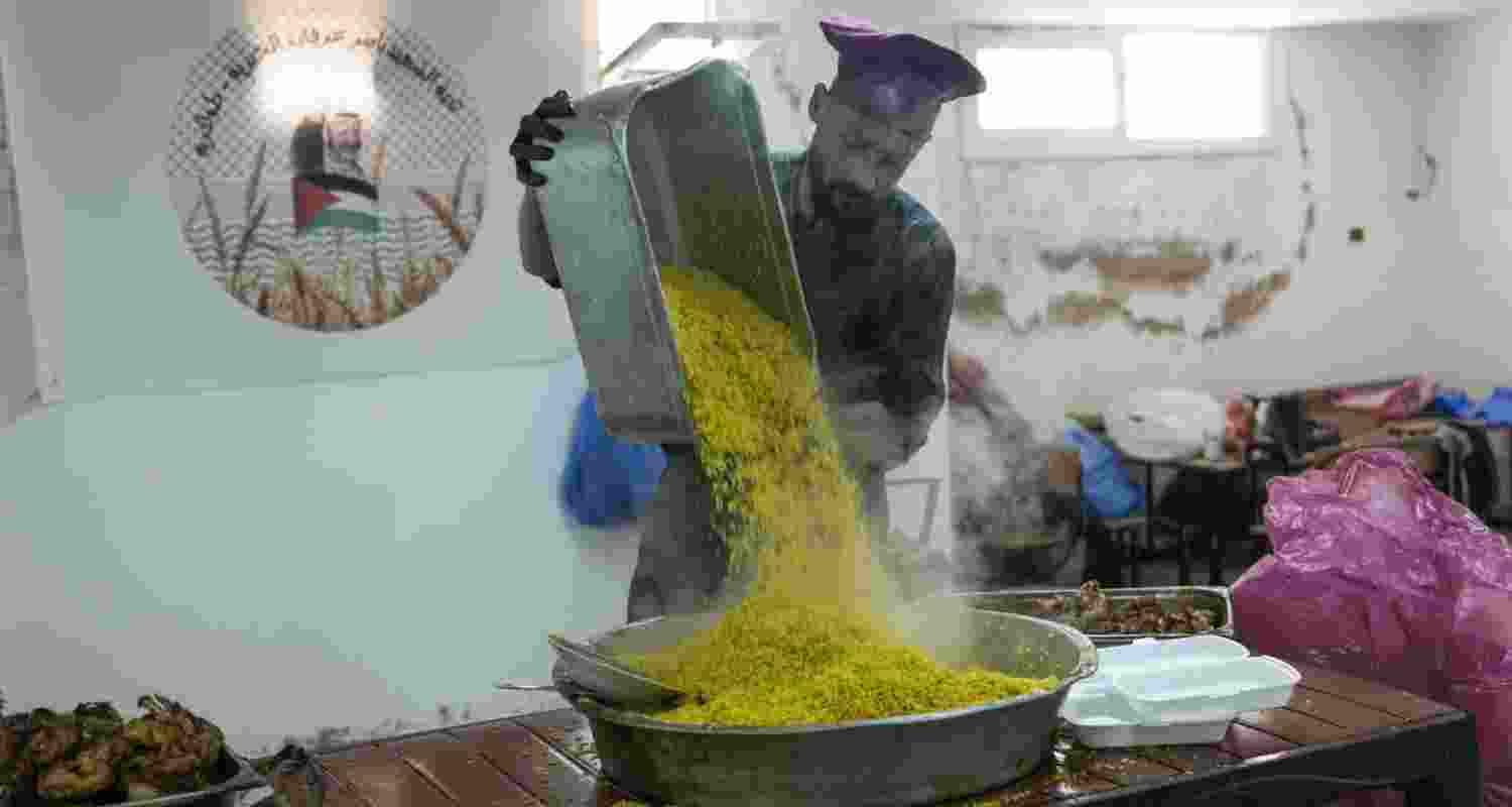 A volunteer of the Yasser Arafat Charity Kitchen in the city of Tulkarem, West Bank, prepares an iftar meal for displaced Palestinians. Image: X