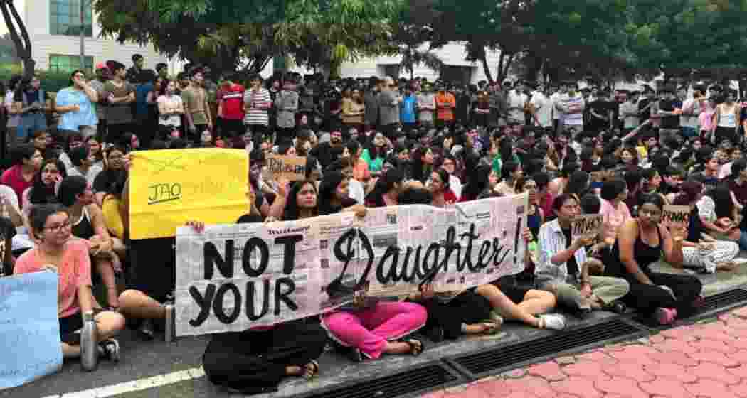 The protesting students are demanding the immediate resignation of VC.