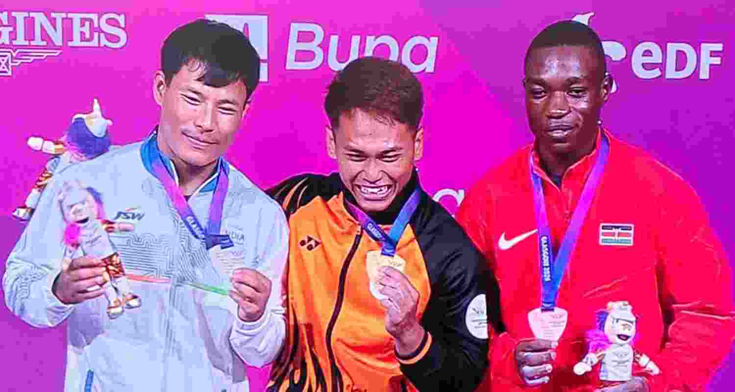 India's Rishikanta Singh Chanambam equalled the Commonwealth Games snatch record with a 121kg lift, sharing the lead with Malaysia's Mohamad Aniq Kasdan.