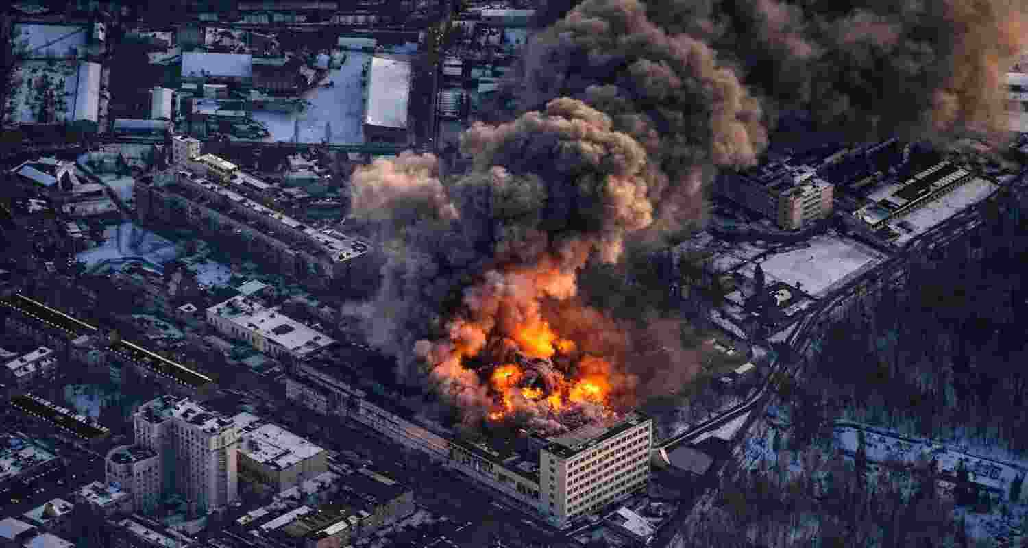 Russia, Ukraine trade fresh strikes as US-led talks resume in Miami; dozens killed, energy sites hit as negotiators push for ceasefire progress.