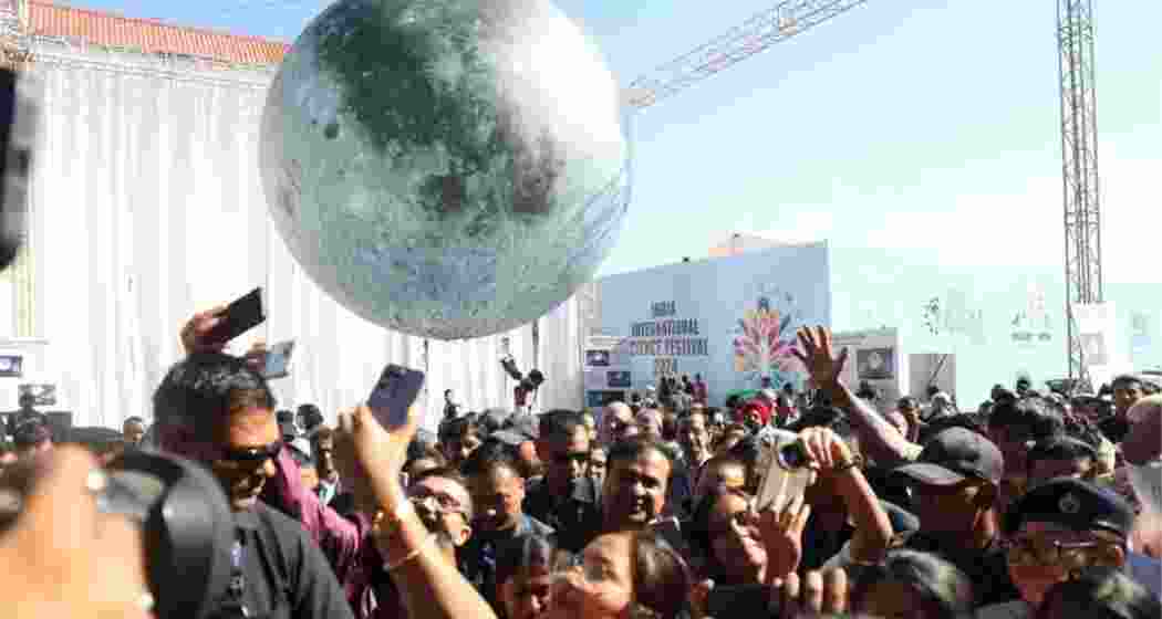 Participants, including enthusiastic students, take a selfie with Assam Chief Minister Himanta Biswa Sarma during the India International Science Festival 2024 at IIT Guwahati.