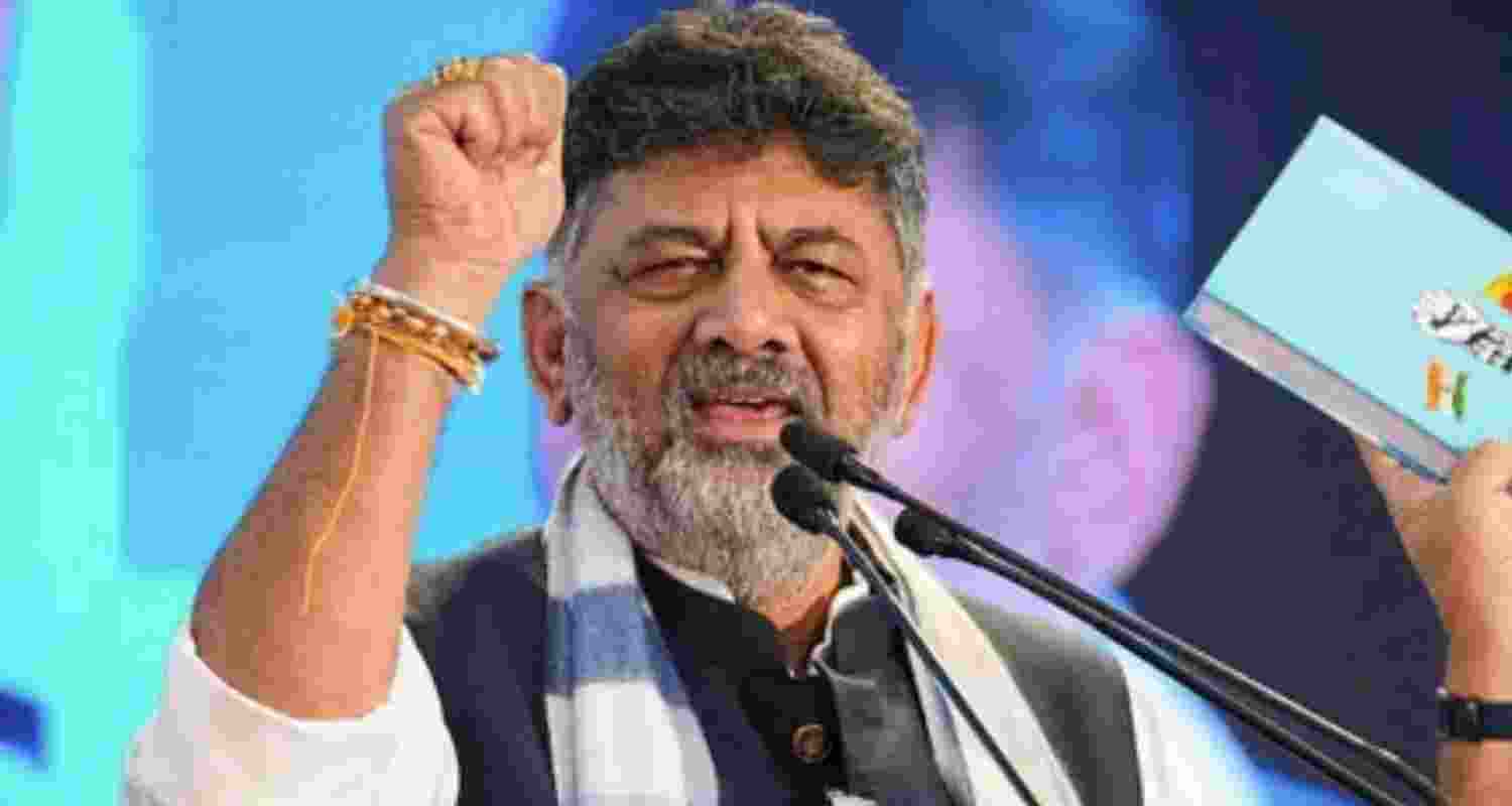 Shivakumar attends dinner meet with over 40 K'taka MLAs Shivakumar attends dinner meet with over 40 K'taka MLAs