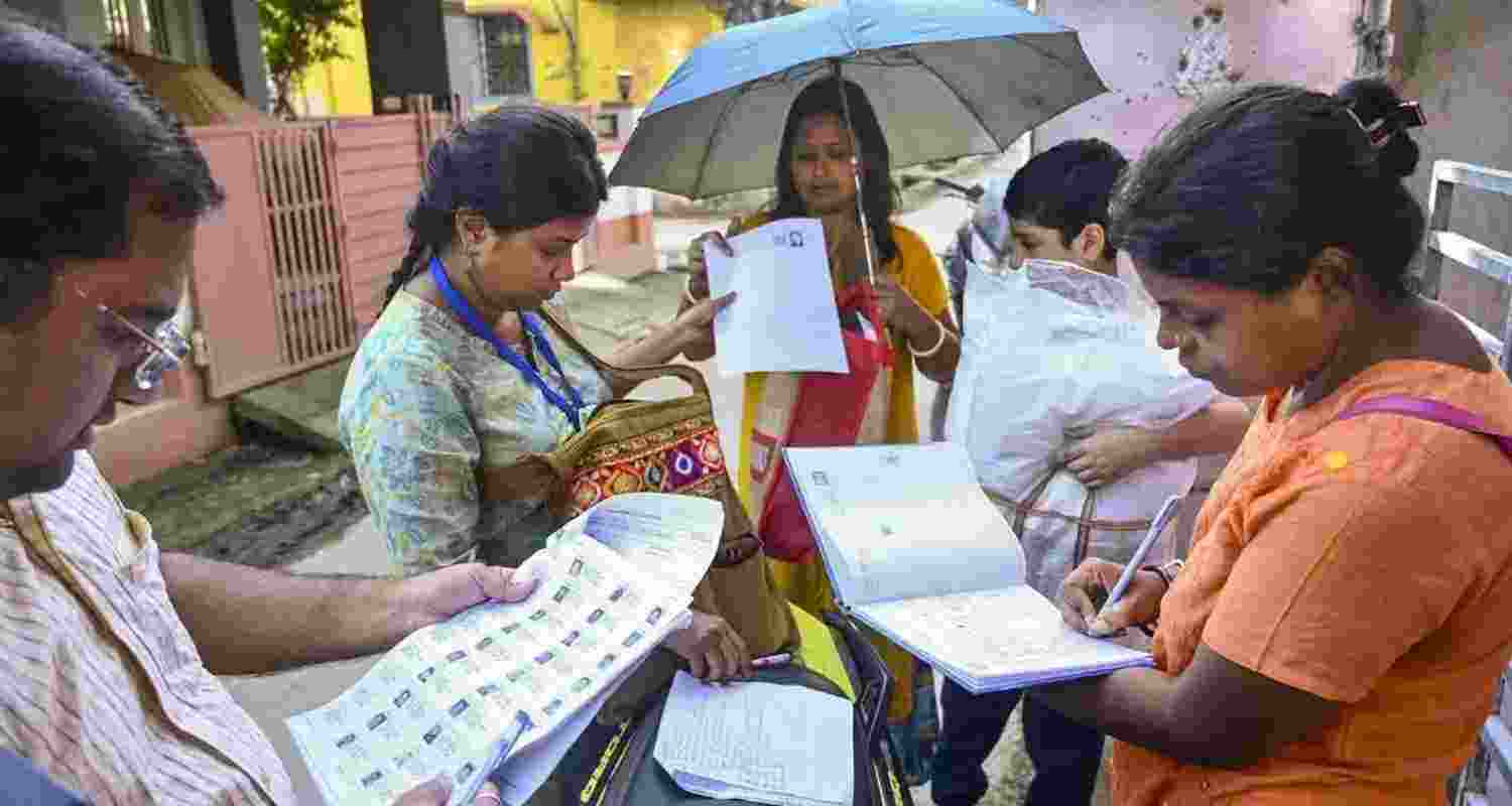 Over 6.25 lakh skip EC hearings in West Bengal voter list revision; 1.4 lakh flagged as possible illegal voters ahead of 2026 polls.