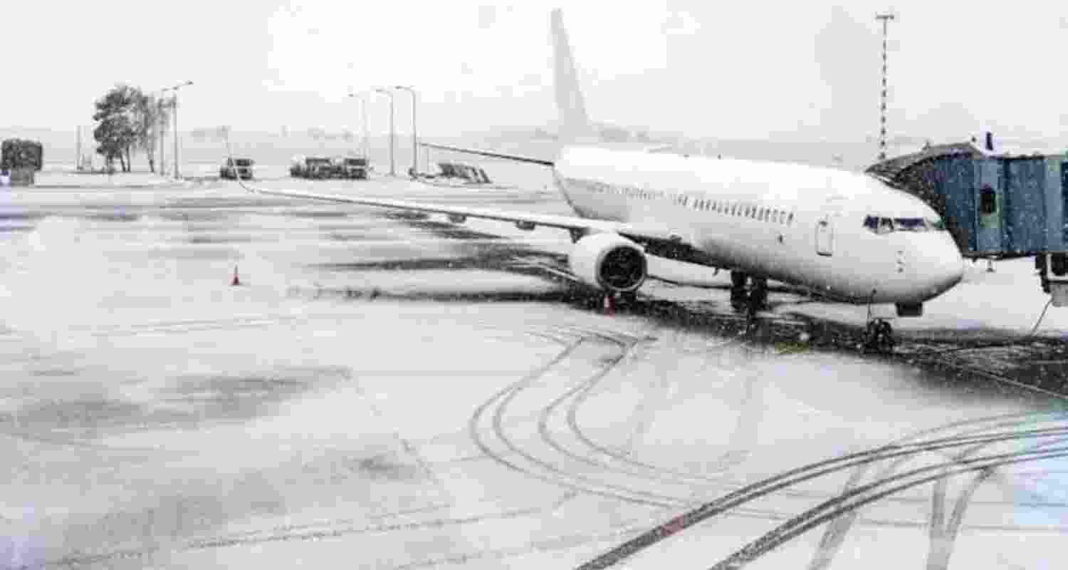 Snowfall disrupts flight operations at Srinagar airport