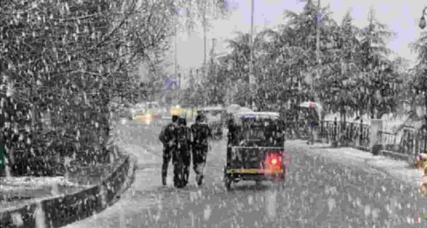  Many areas in North India experience snowfall, heavy rain, thunderstorms, and a sharp drop in temperatures on Monday. 