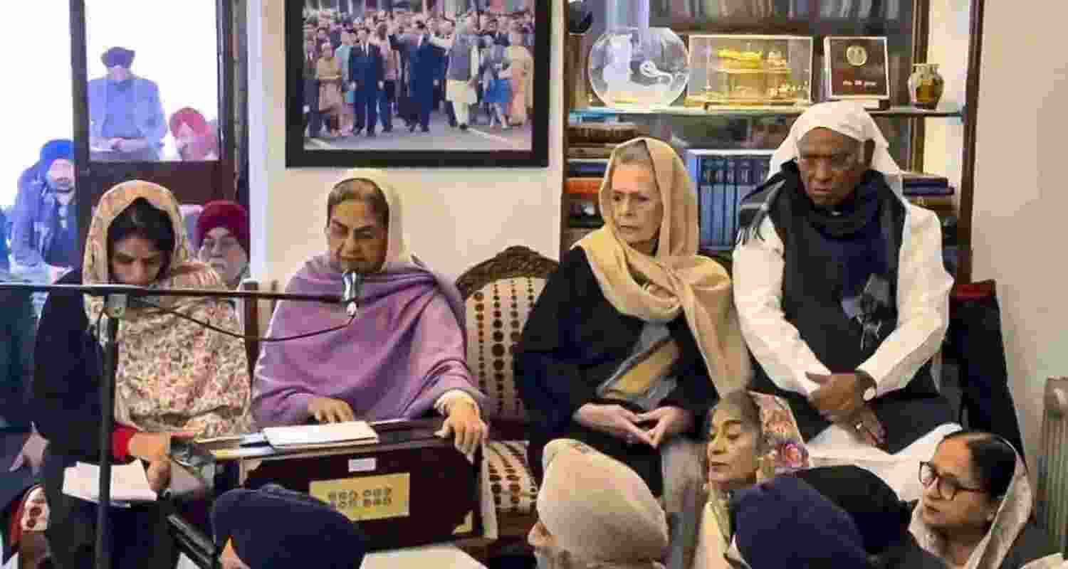 Cong, BJP leaders pay tribute to ex-PM Manmohan Singh at prayer meet