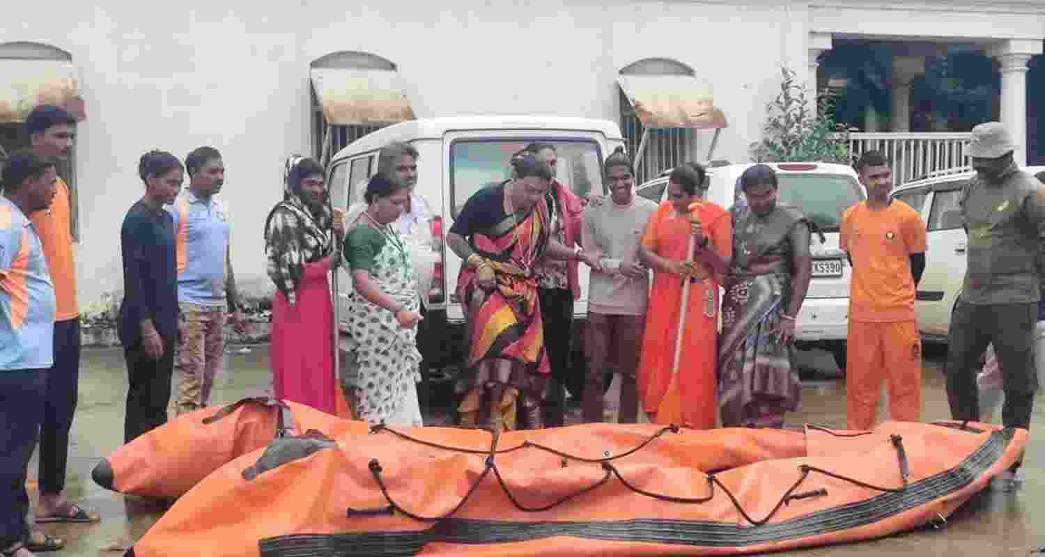 Maharashtra’s Kolhapur creates history by training India’s first transgender disaster management team. The 10-member unit is now equipped for flood rescue and emergency response operations.