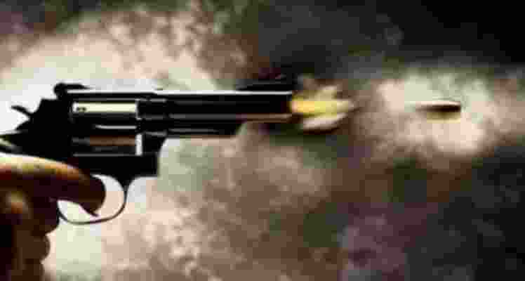 In a shocking incident, a 25-year-old man named Arshad was killed in front of his two children on Tuesday night in the Lohia Nagar police station area of Meerut, Uttar Pradesh.