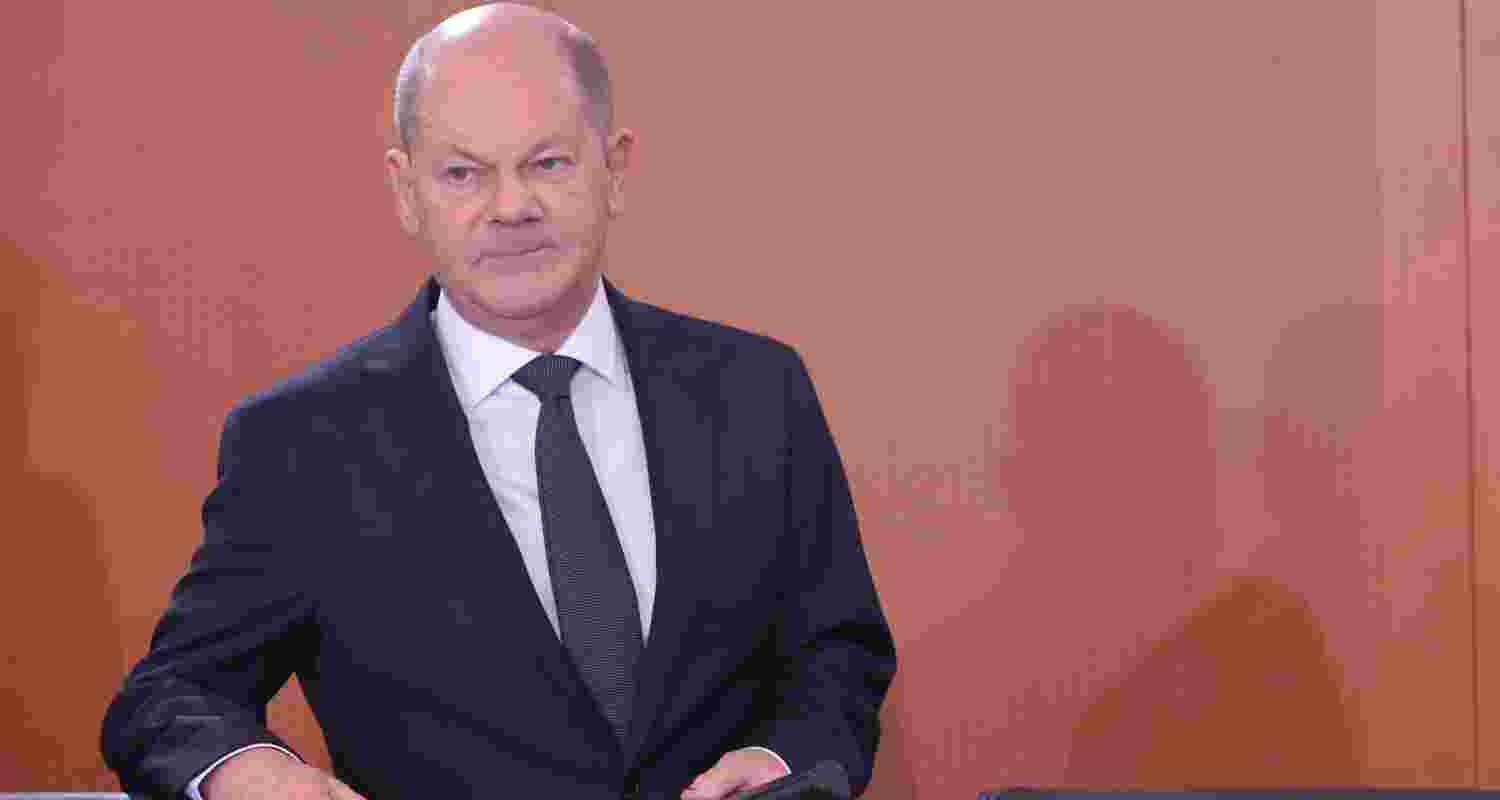 German politics in turmoil as Scholz faces early elections.