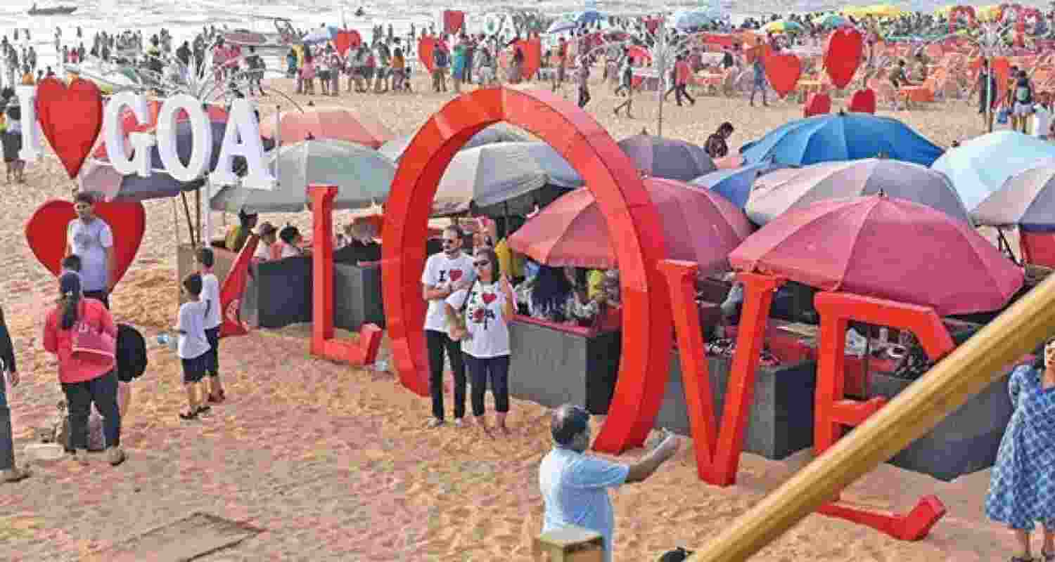 Goa attracts large crowd for New Year beach celebrations.