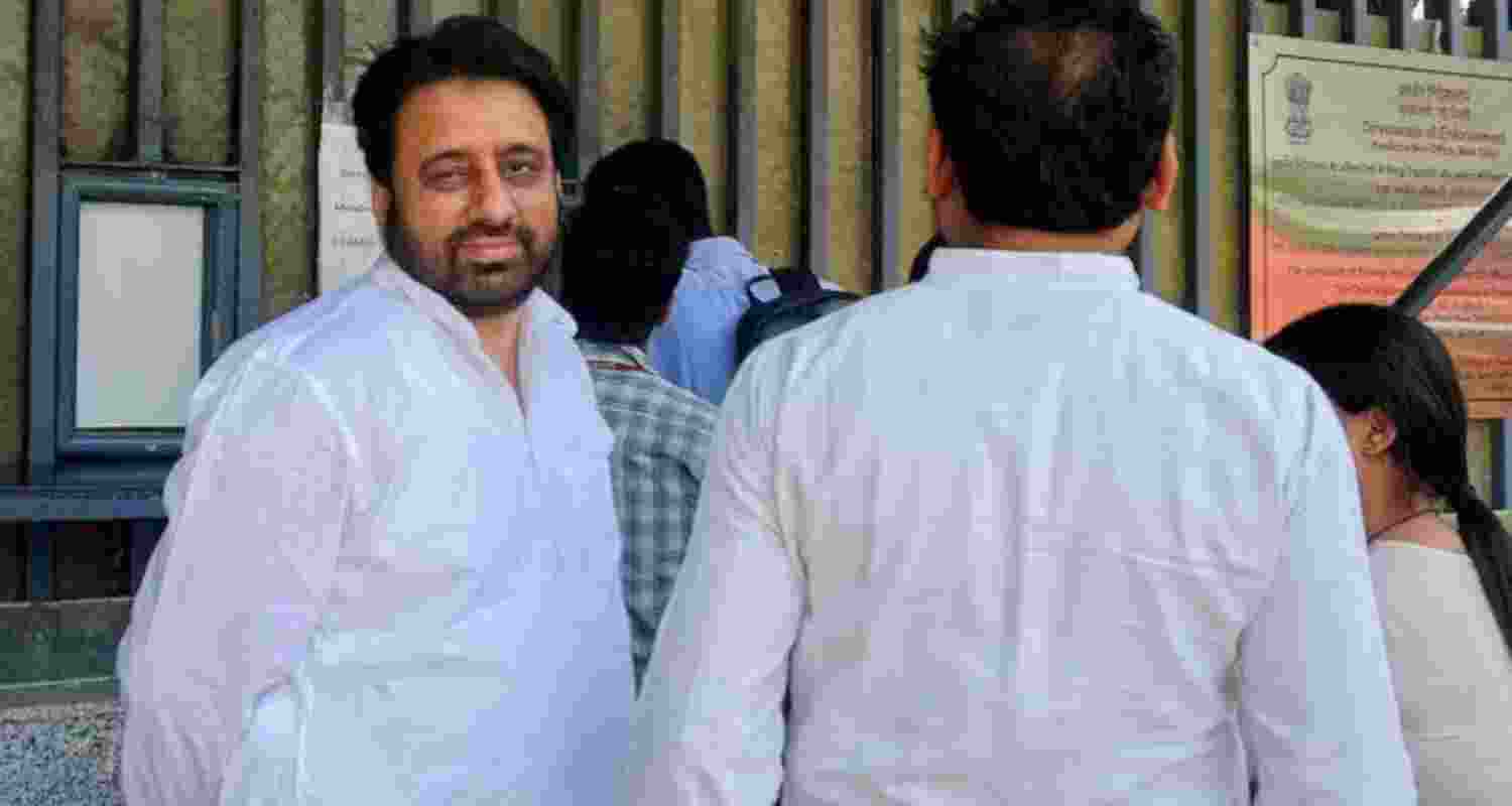 Court grants Amanatullah Khan anticipatory bail in FIR of accused of aiding suspect's escape.