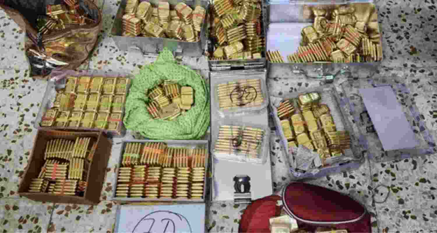 ₹80 crore gold, luxury watches found in locked flat in Gujarat, DRI Seizes.