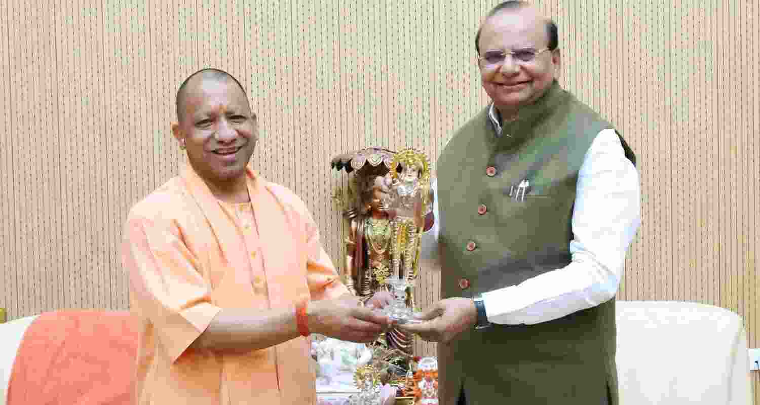 Delhi LG meets Yogi to discuss court case matters.