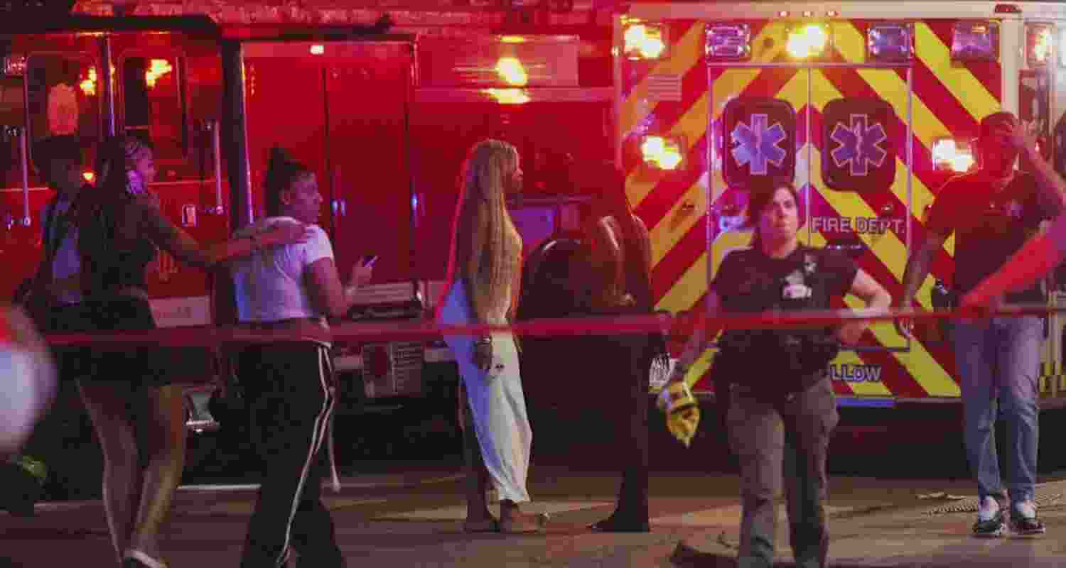 16 hurt 4 killed in mass shooting in downtown Chicago.