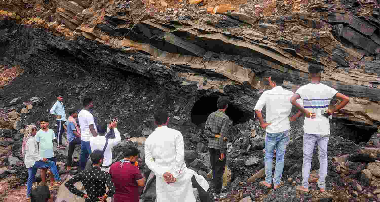 4 killed, 6 injured in illegal mine collapse in Jharkhand.