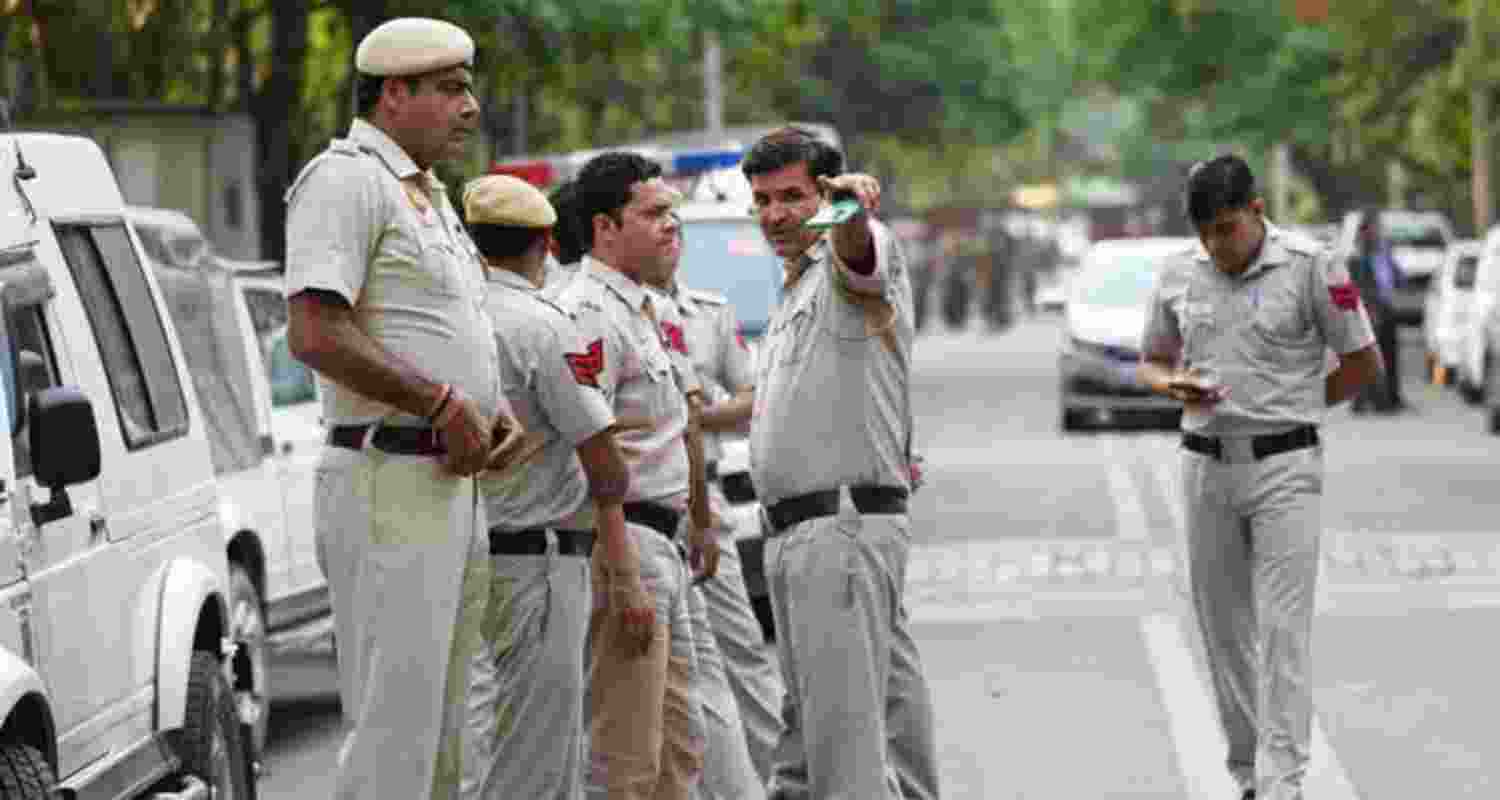 Delhi Police SIs Nabbed For Rs 75 Lakh Fraud.