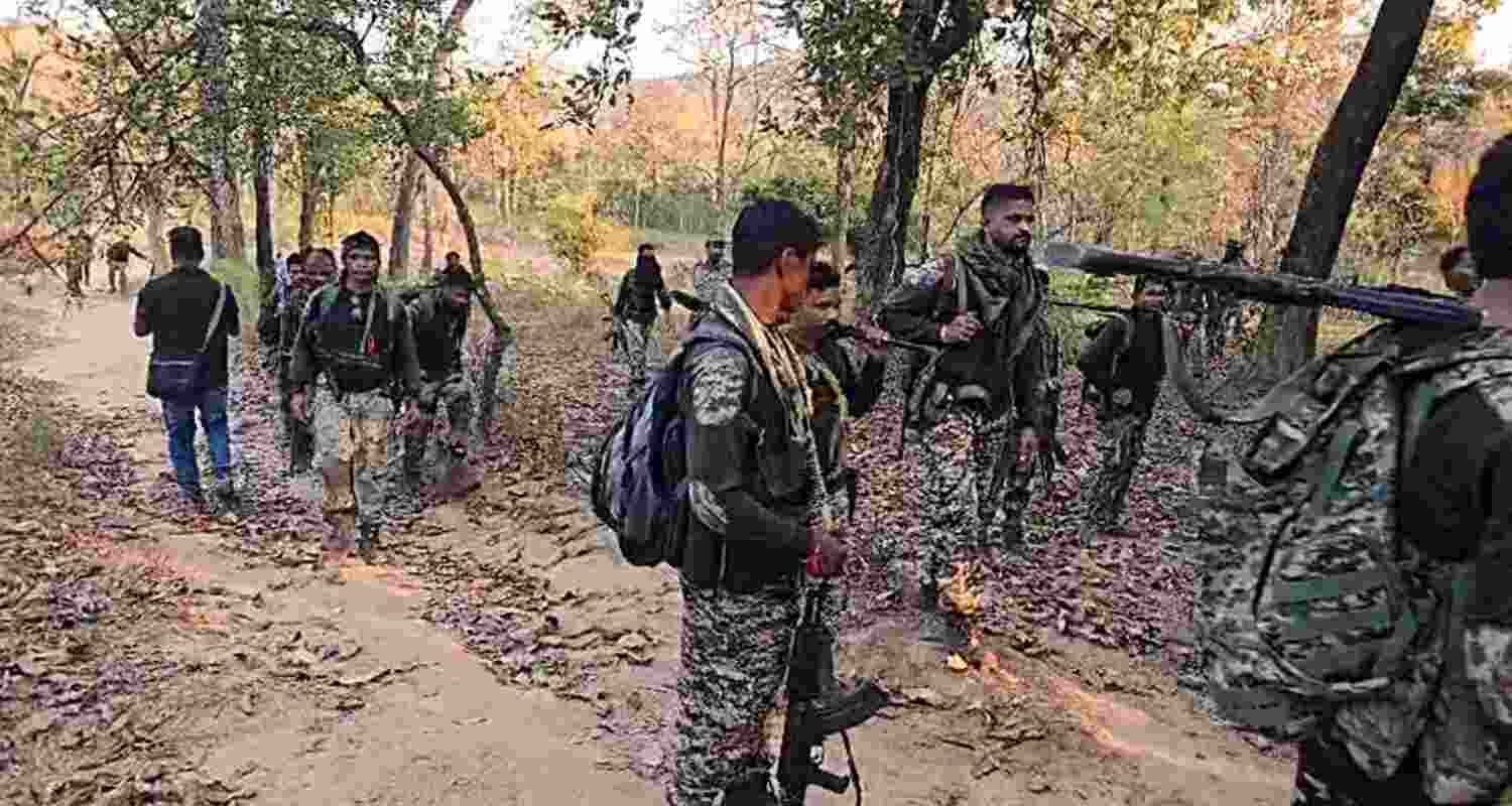 3 extremists killed in encounter with forces in Jharkhand.