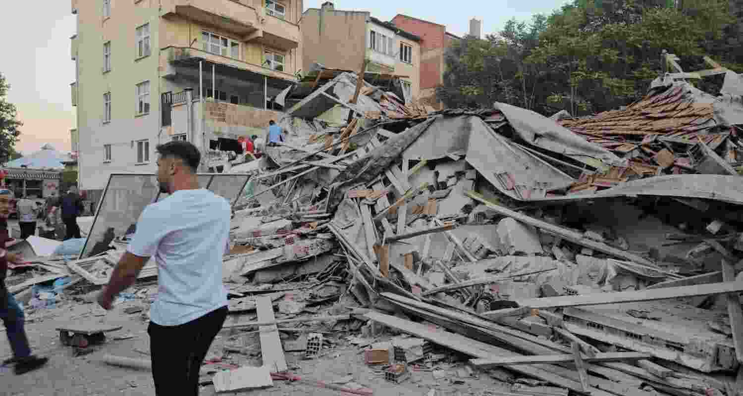 One killed several hurt as quake rattles north-western Turkey.