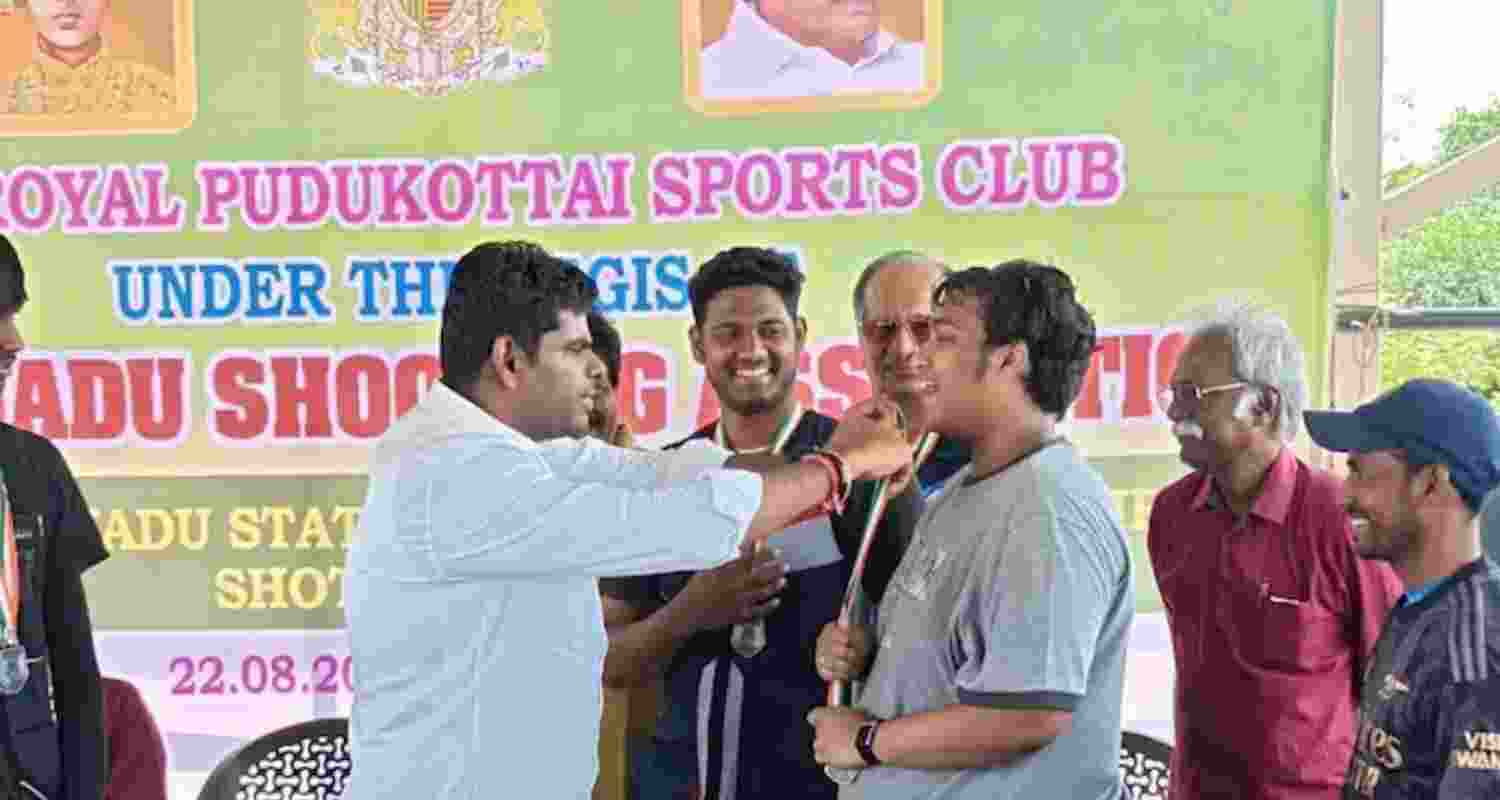 Suryaa Raaja Baalu refuses Annamalai garlanded medal honour.