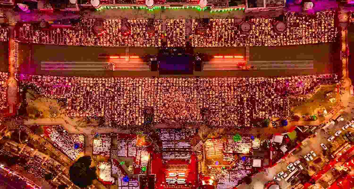 Ayodhya dazzles with 26 lakh lamps in record-breaking Deepotsav. Ayodhya dazzles with 26 lakh lamps in record-breaking Deepotsav.