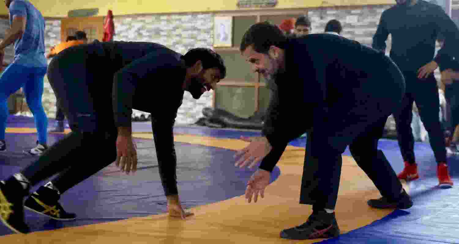 Bajrang Punia in a friendly match when Congress Leader Rahul Gandhi met him. Image X.