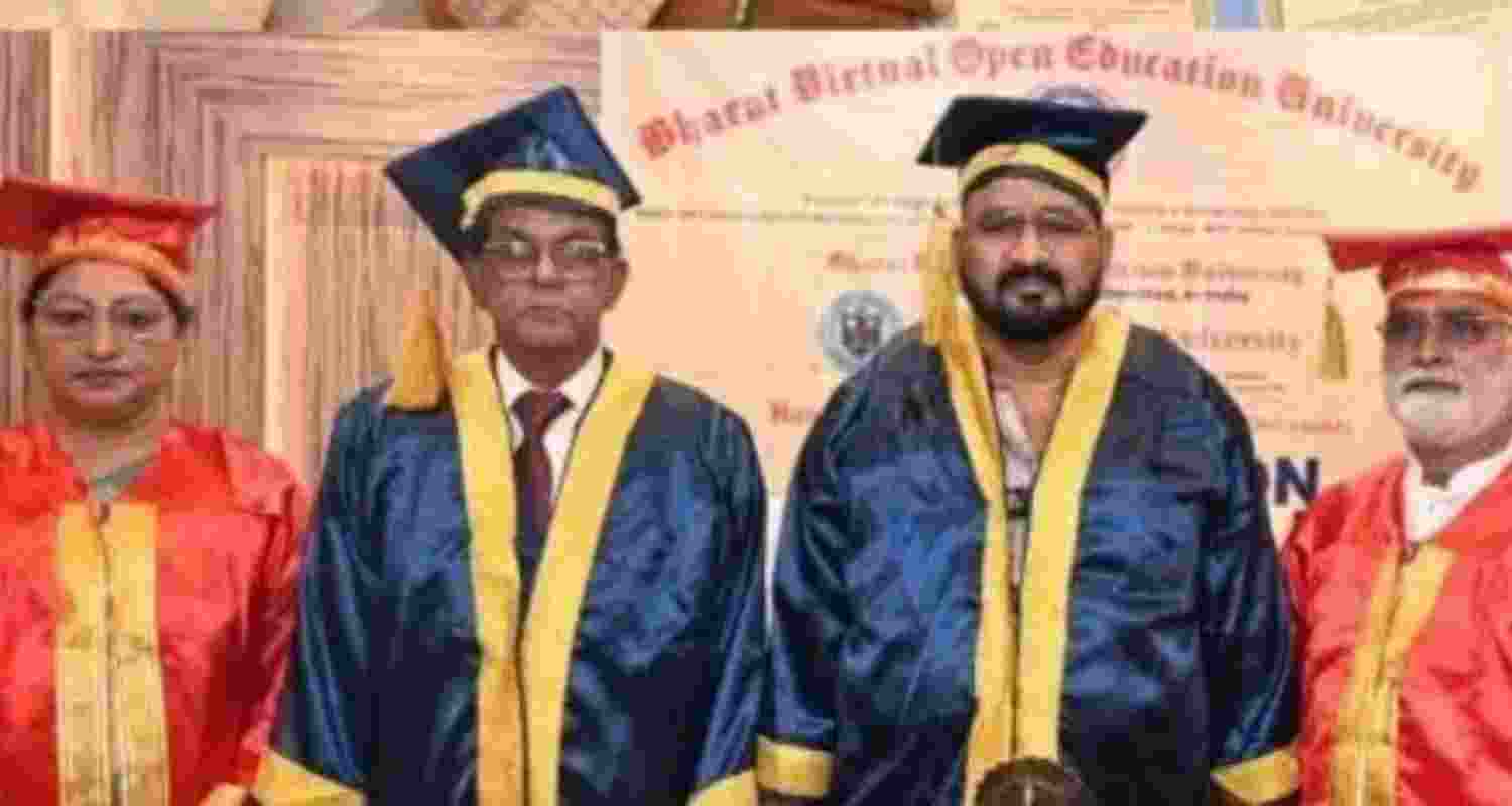 A photo of Jharkhand’s Water Resources and Minority Welfare Minister, Hafizul Hasan, while receiving the degree in question