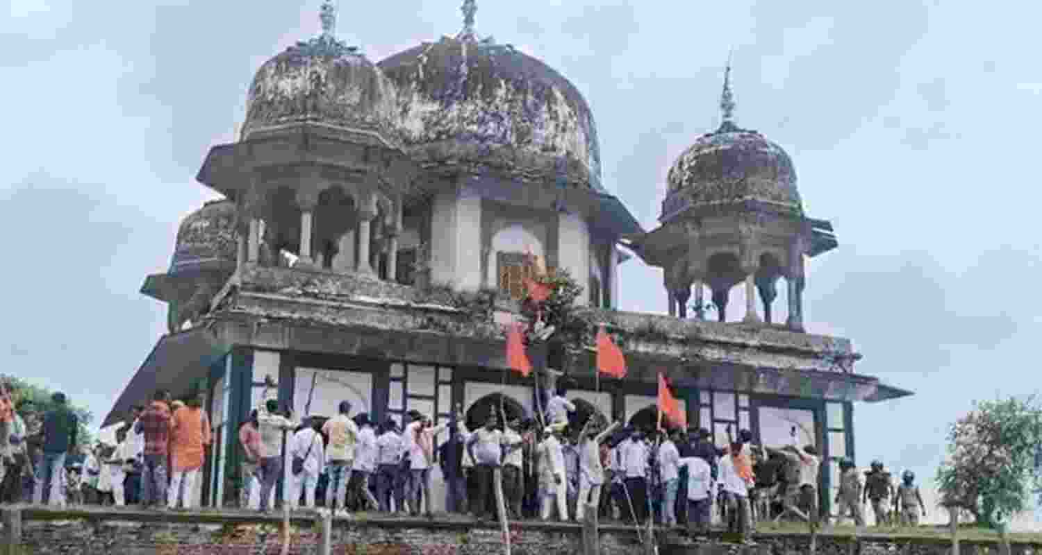 Mausoleum vandalism sparks protest from SP in UP House