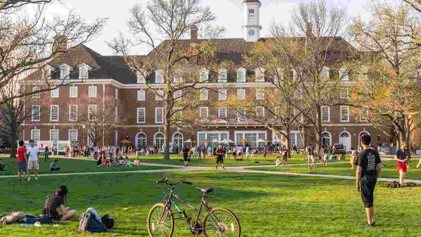 US colleges warned their international students against travelling outside.