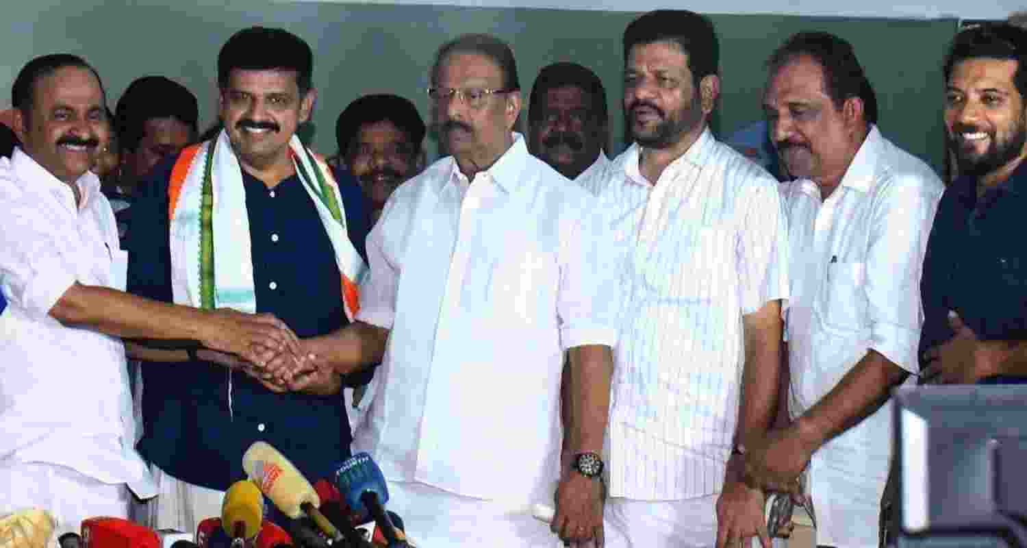 Ex-BJP leader visits Islamic leader on Palakkad bypoll day
