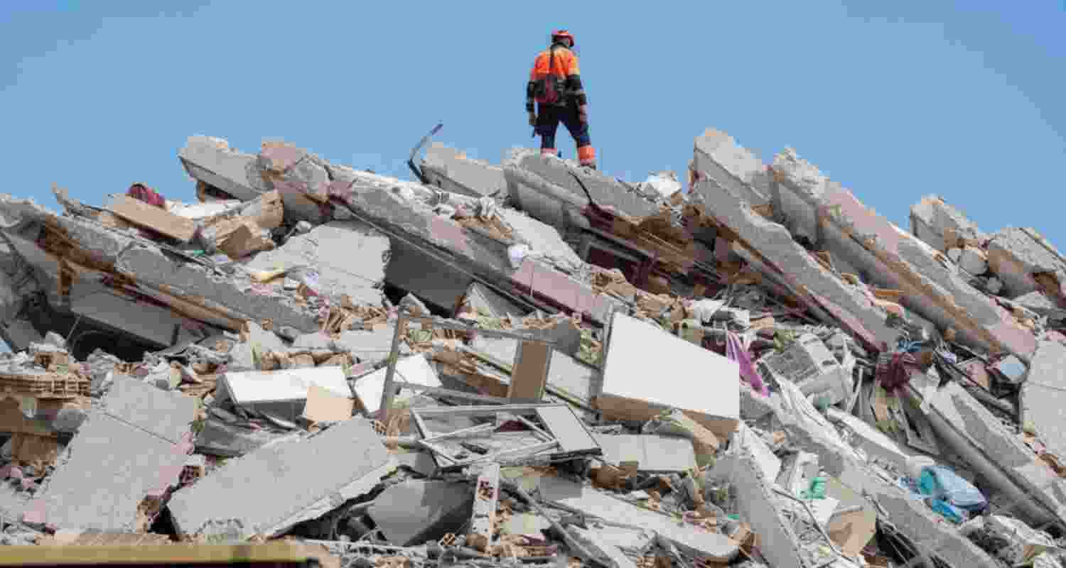 Venezuela's twin earthquakes have killed 2,645 people and injured 12,666, with thousands rescued as aftershocks continue and relief efforts intensify.