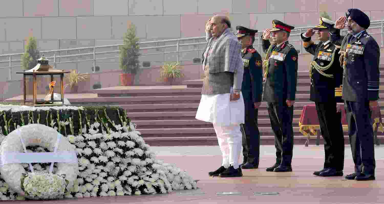 On the occasion of Vijay Diwas, Raksha Mantri Rajnath Singh paid homage to our brave soldiers and laid a wreath at the National War Memorial, New Delhi. 