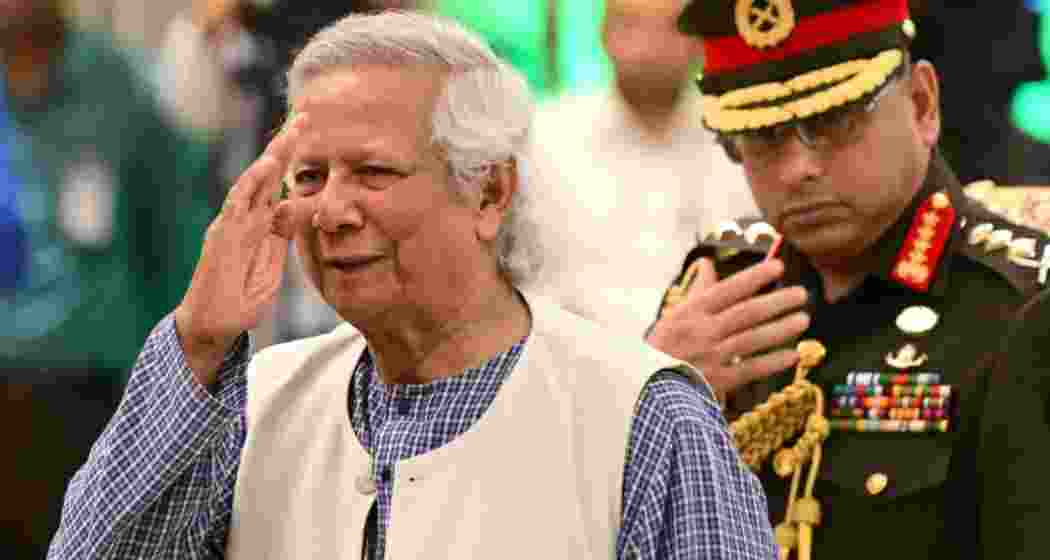 Bangladesh's Chief Adviser Muhammad Yunus with Army chief Waker-Uz-Zaman. File photo.